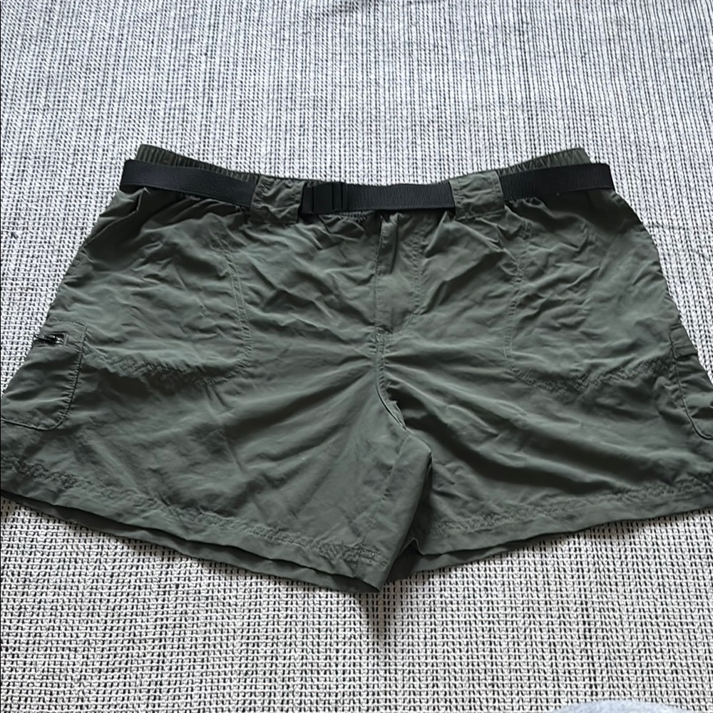 Women’s Columbia Green Cargo Shorts with 5” inseam. SZ XL